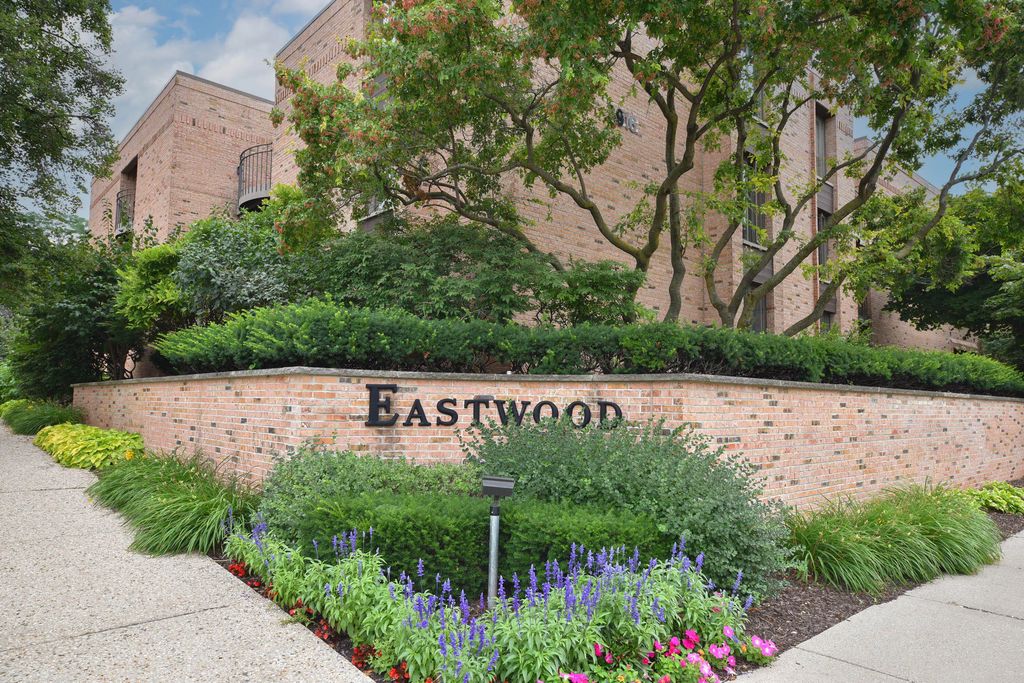 3838 N Oakland Ave 274, Shorewood