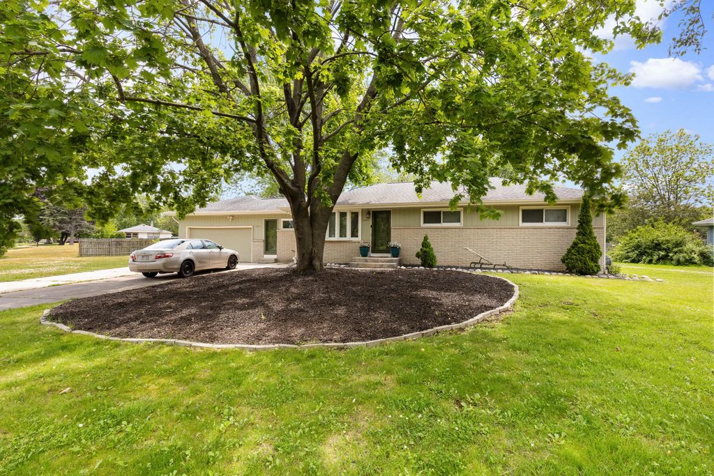 3301 E Carol Ct, Oak Creek