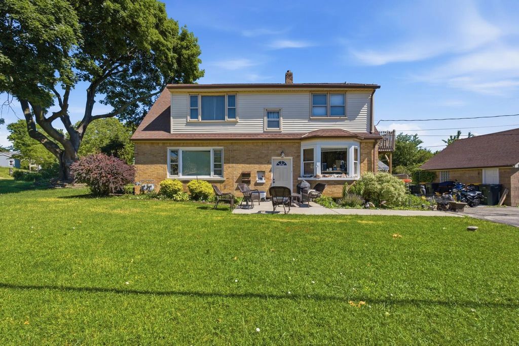 2470 S 92nd St 2472, West Allis