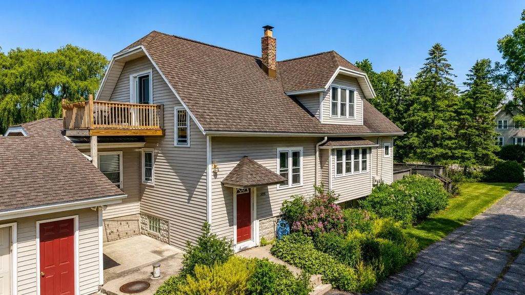 2029 W Donges Bay Rd 2031, Mequon