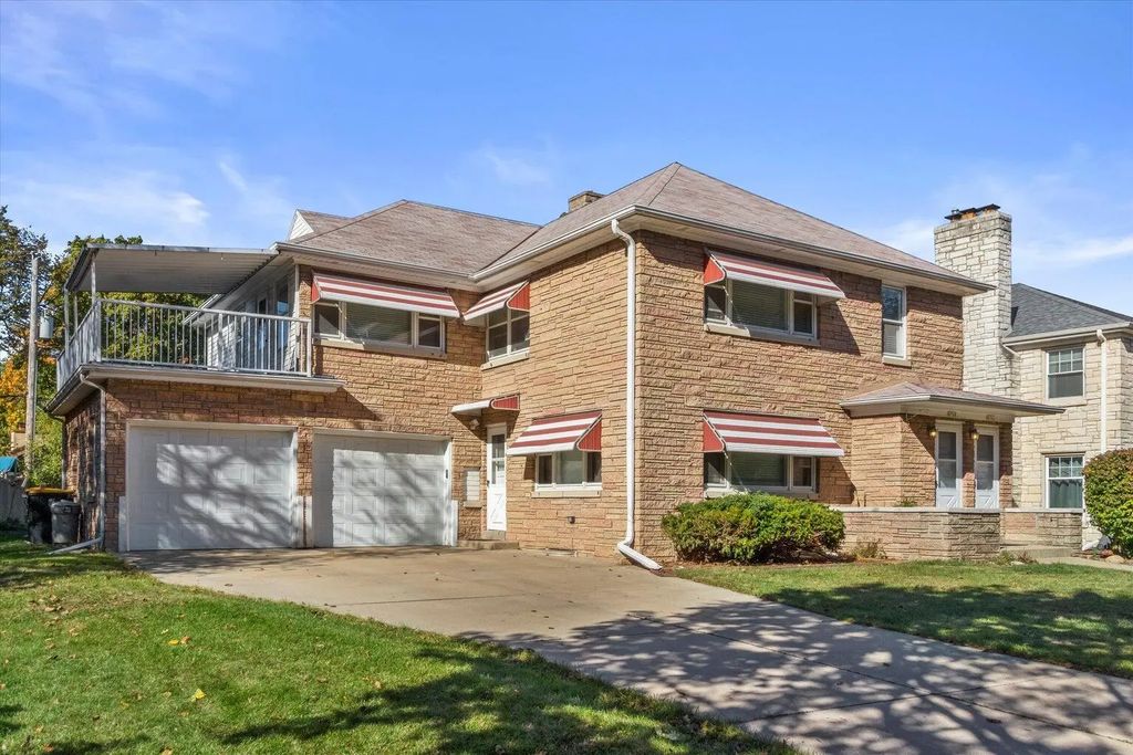 8748 Parkview Ct, Wauwatosa