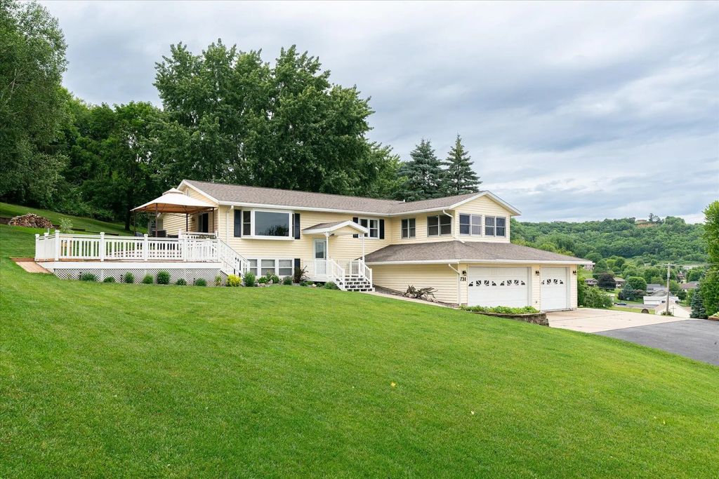 731 4th St N, La Crescent