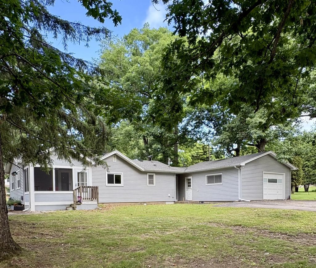 W3724 Washington Dr, Geneva