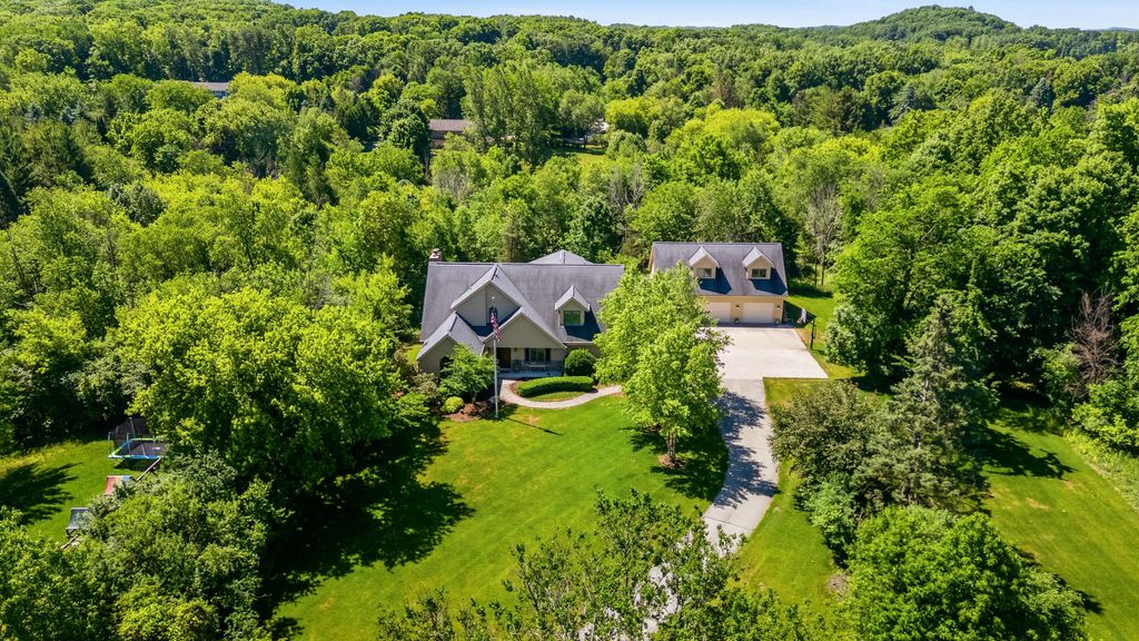 5989 Golf Ct, West Bend
