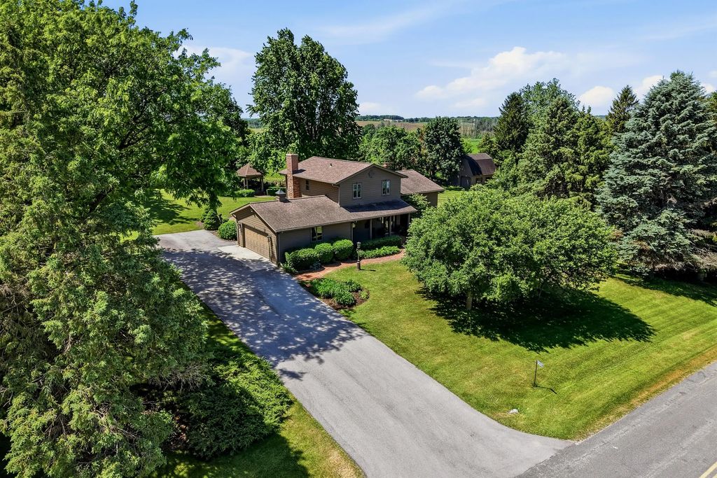 W1325 Hemauer Dr, New Holstein