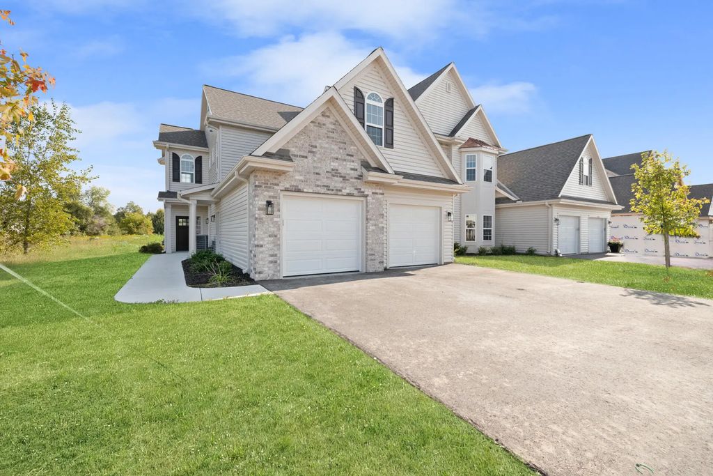 1792 Horseshoe Ln 425-2, Slinger