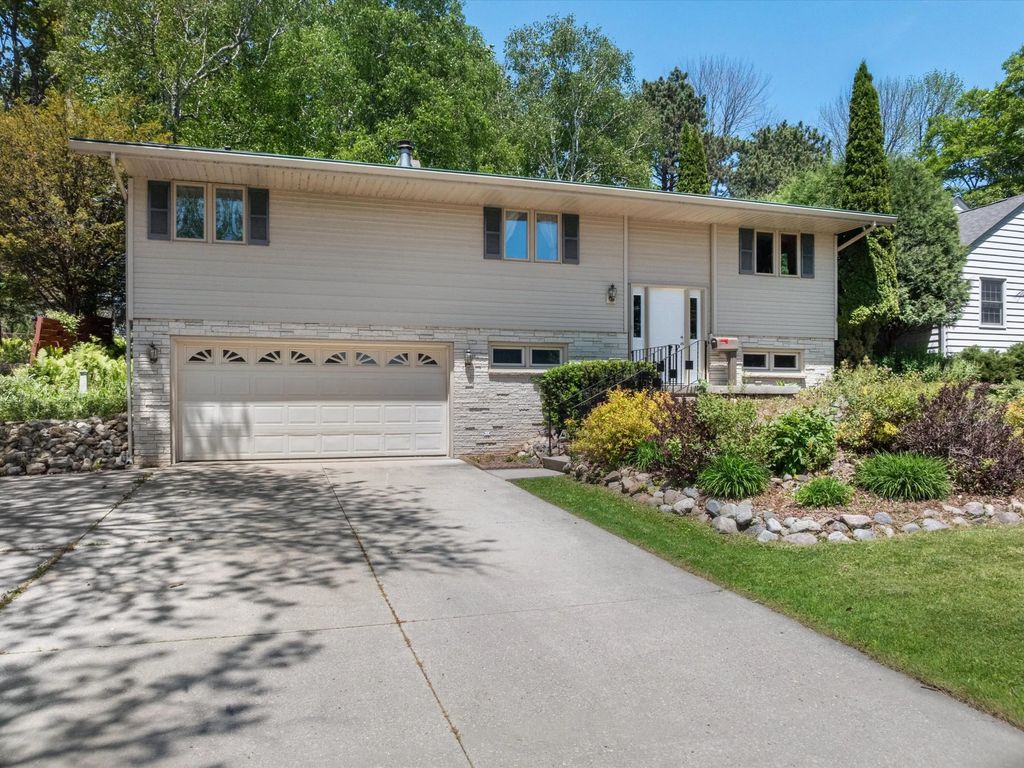 306 Fenway Ter, Manitowoc