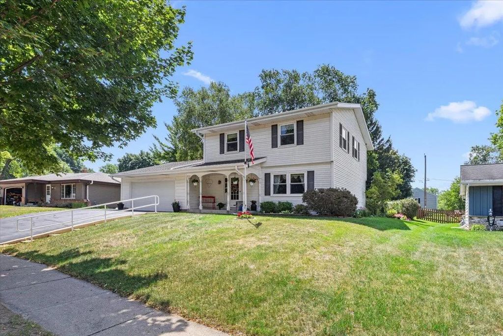 1713 Howlett Ln, Waukesha