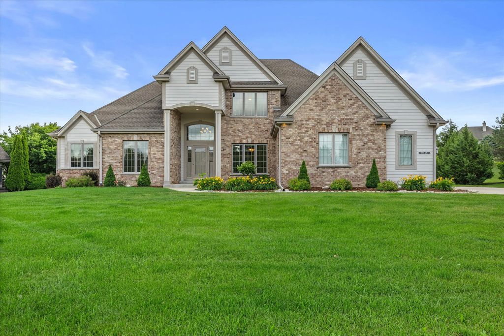 W218n5466 Taylors Woods Dr, Menomonee Falls