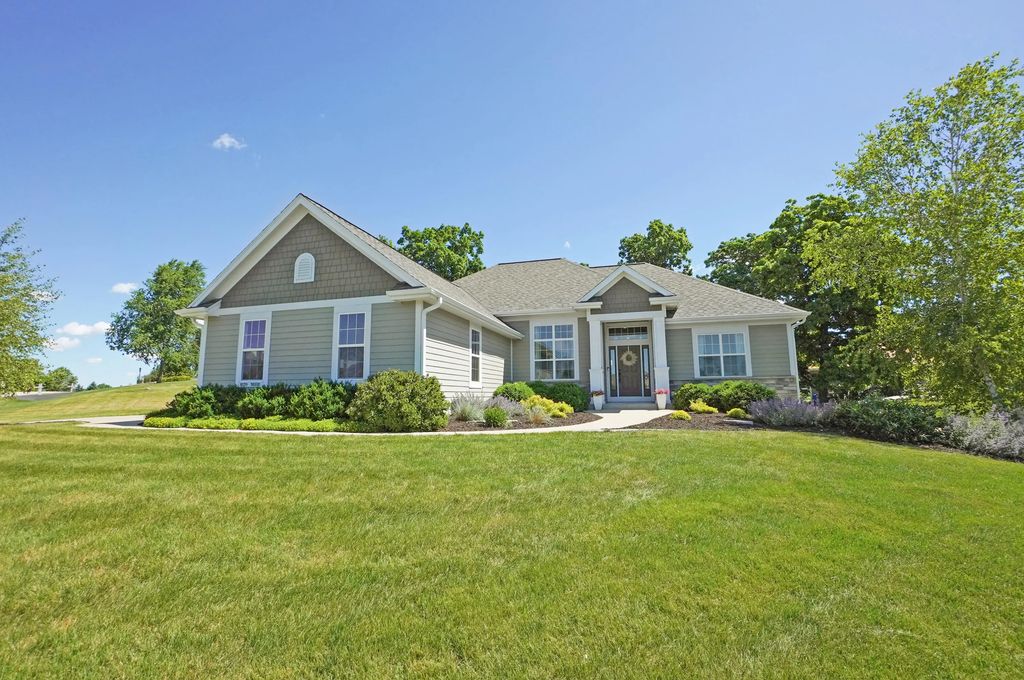 W279n8618 Twin Pine Cir, Lisbon
