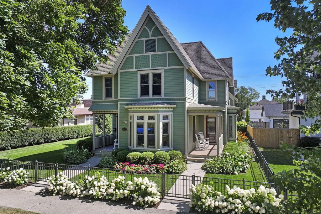 920 Geneva St, Lake Geneva