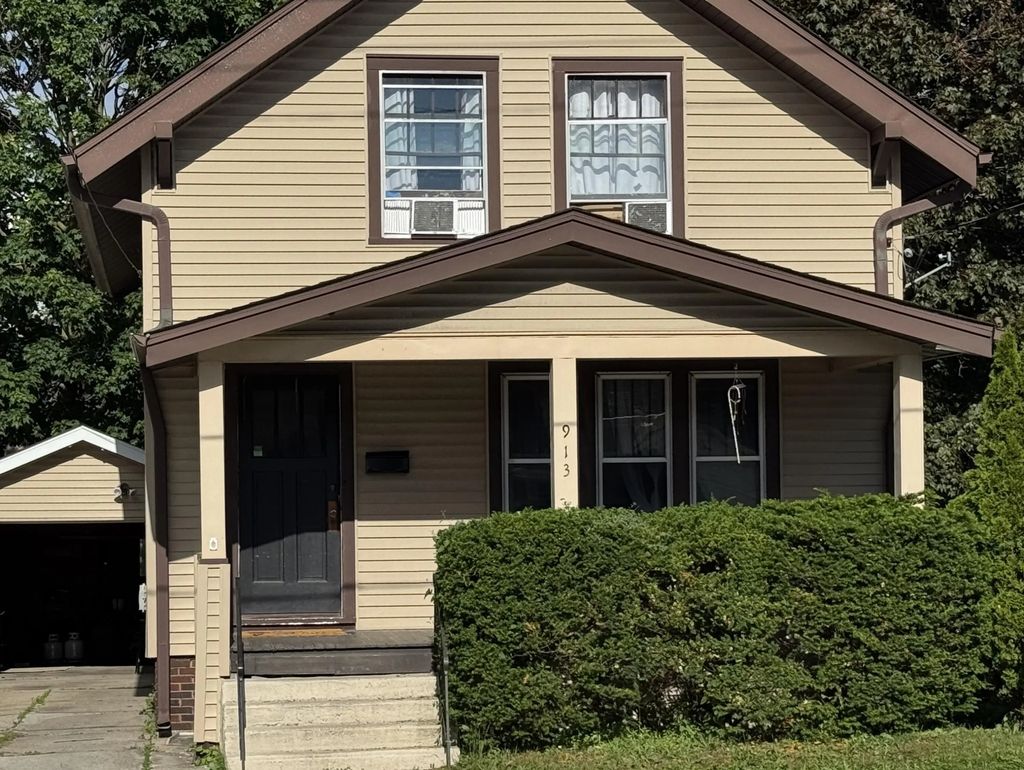 913 S 21st St, Manitowoc