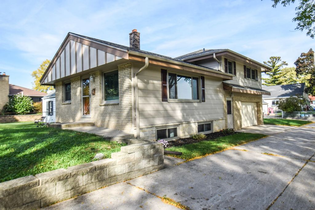 836 S 95th St, West Allis
