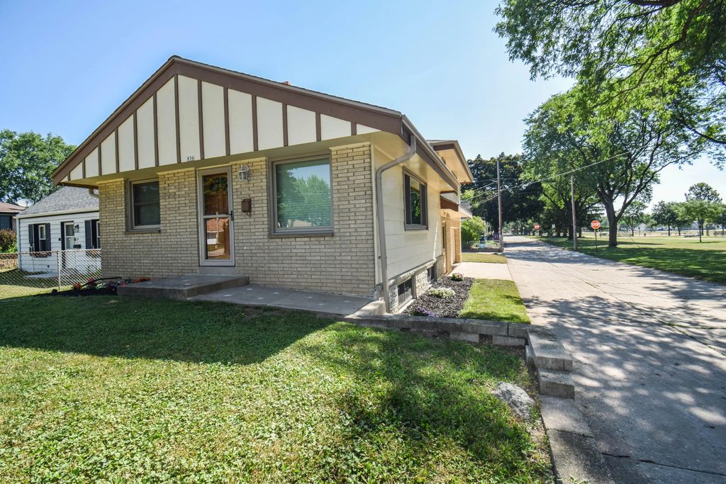 836 S 95th St, West Allis