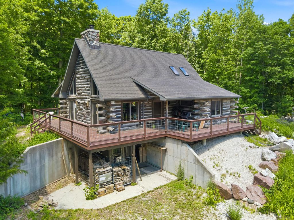 W5501 Burrows Ln, Rhine