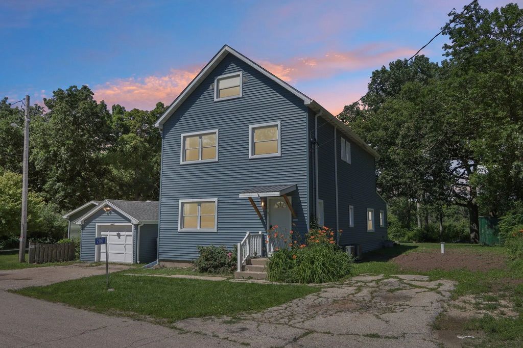2107 Haegele Dr, Twin Lakes
