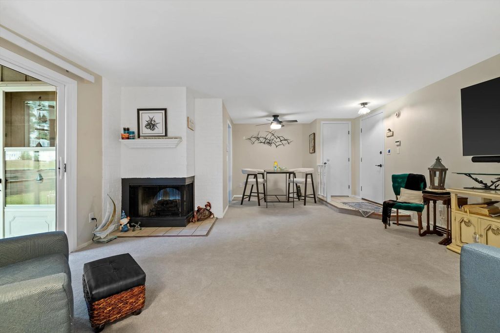 950 Woodridge Ct 5b, Lake Geneva