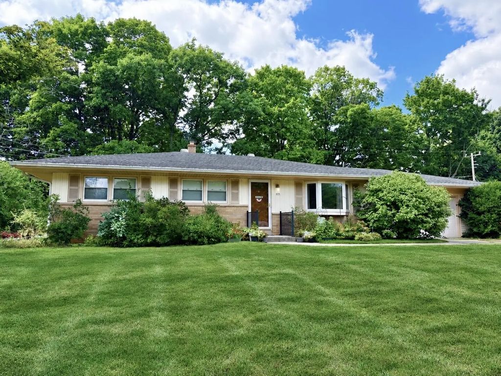 875 Anthony Ln, Brookfield
