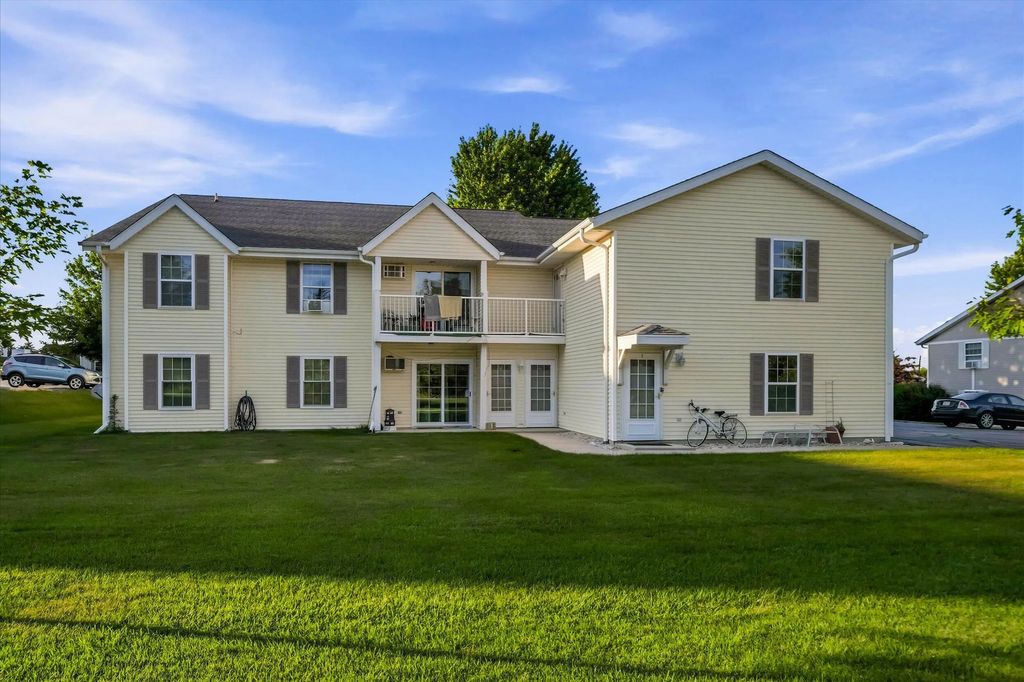 364 Minz Park Cir 5, West Bend