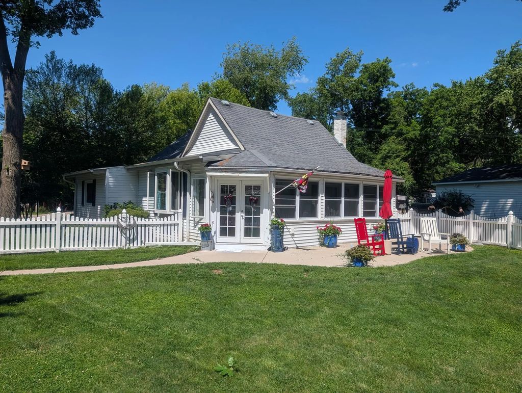 2432 North Shore Dr, Delavan