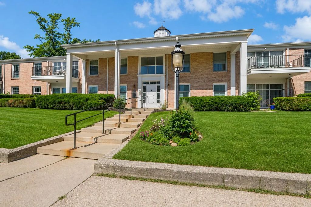 1305 W Main St 208, Lake Geneva