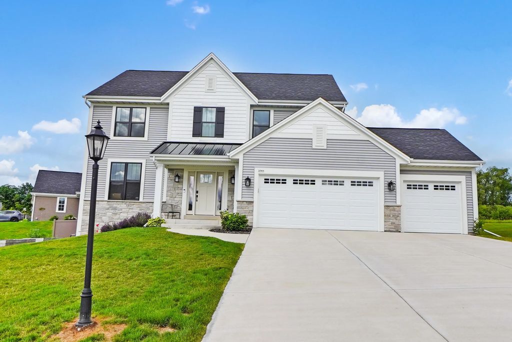 3741 Howell Oaks Dr, Waukesha
