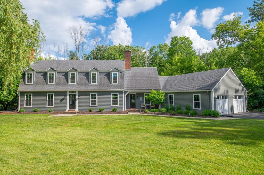 123 W Glenview Ct, Mequon
