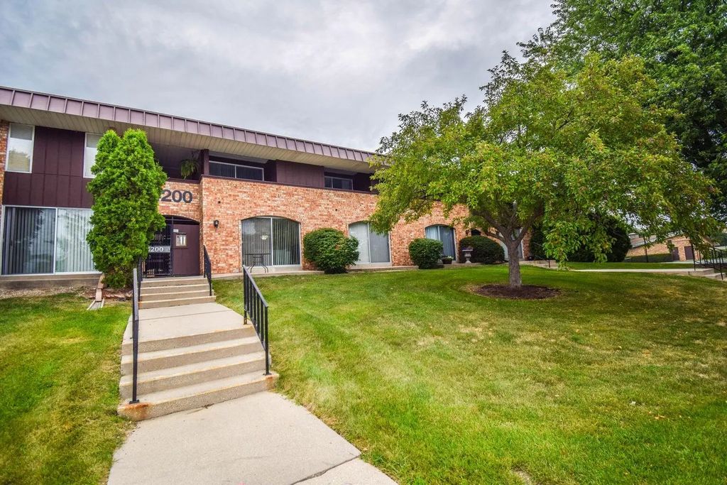 4200 W Rivers Edge Cir 7, Brown Deer