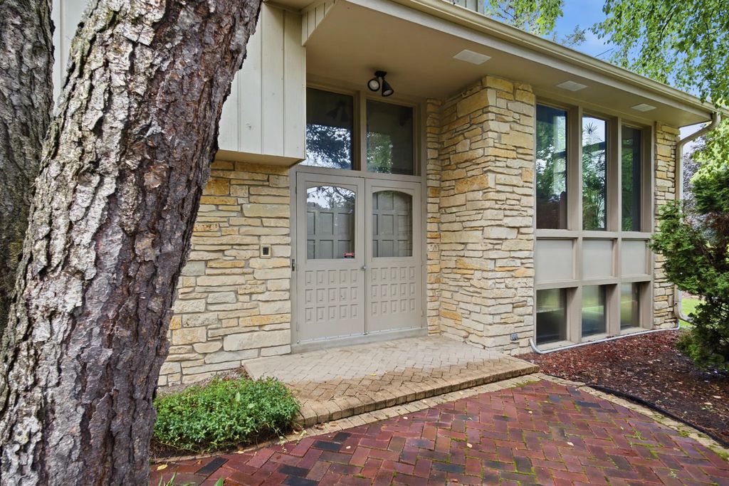 8894 Greenmeadow Ln, Greendale