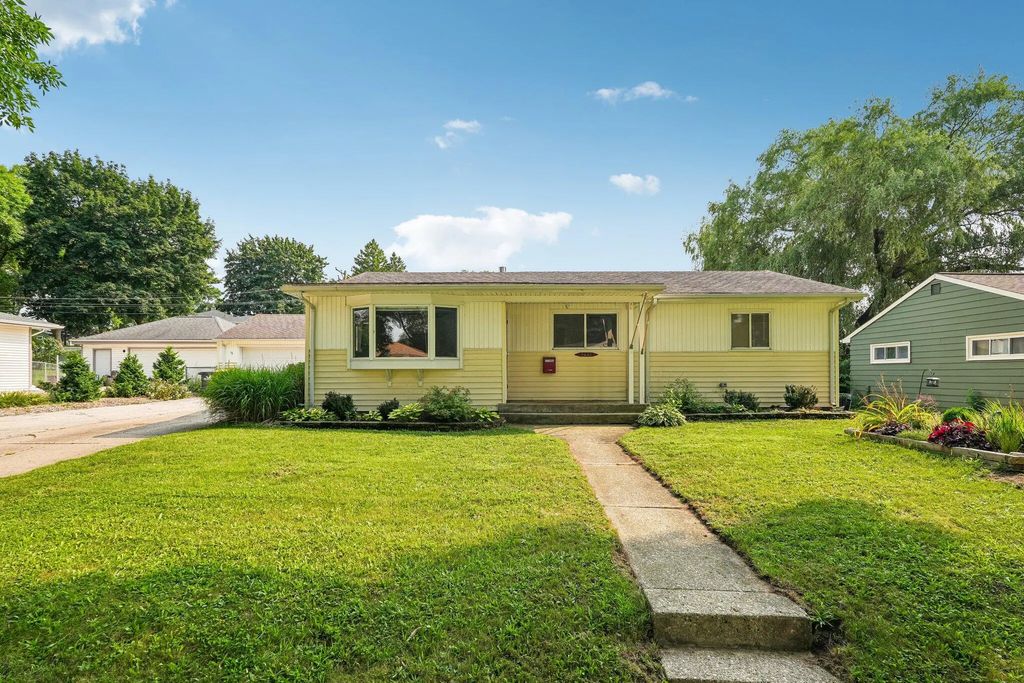 1633 Aldoro Dr, Waukesha