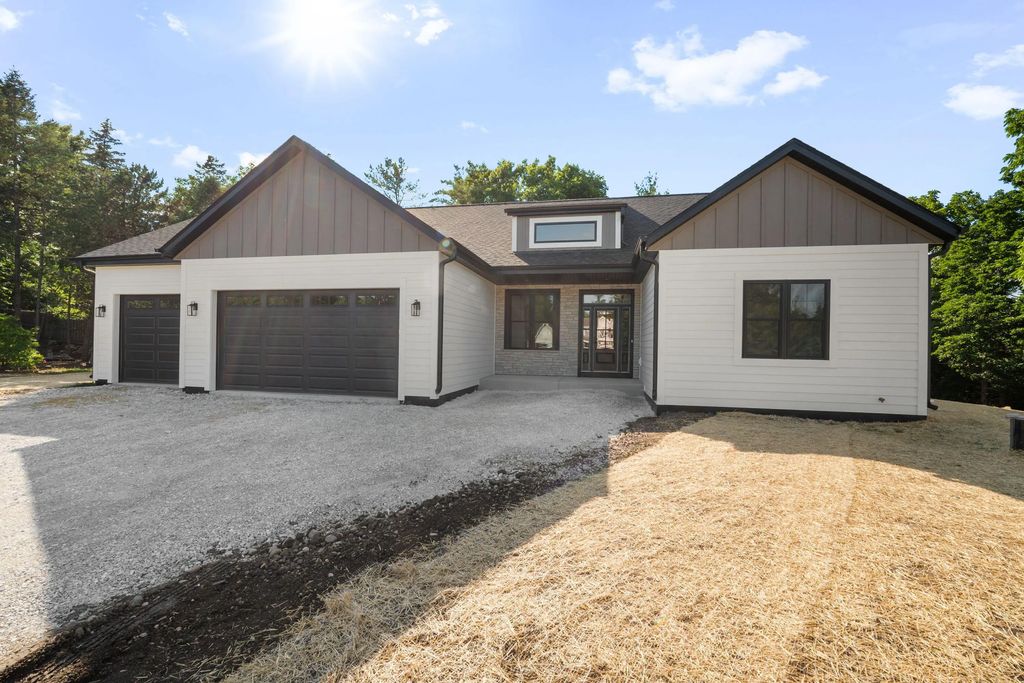 W332n4520 Grace Ct, Nashotah