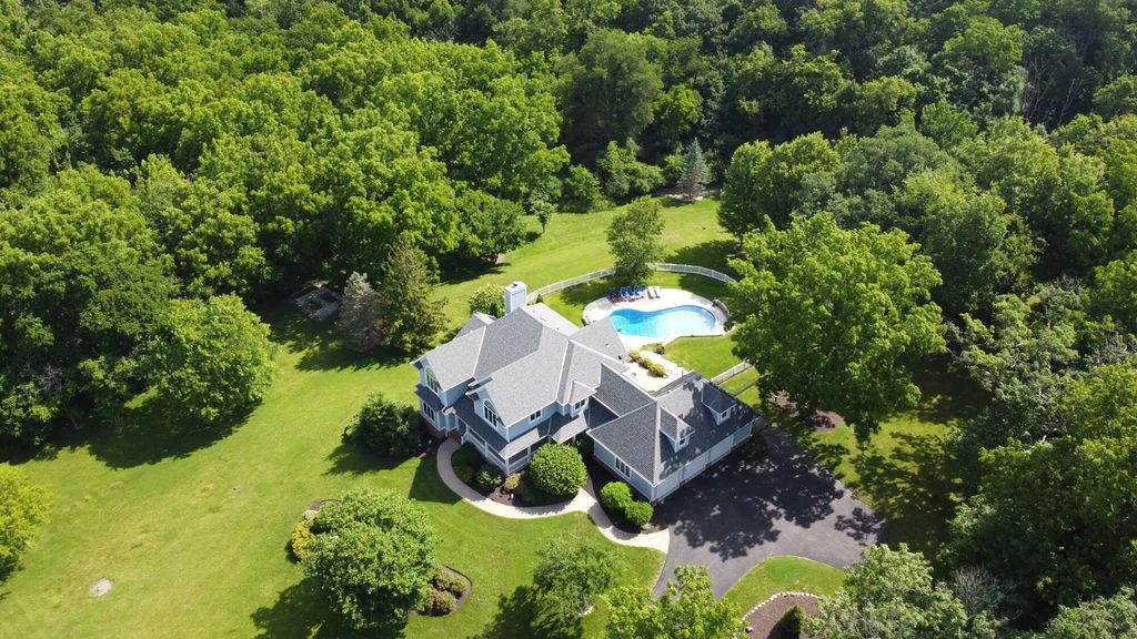 N2988 Lake Forest Cir, Geneva