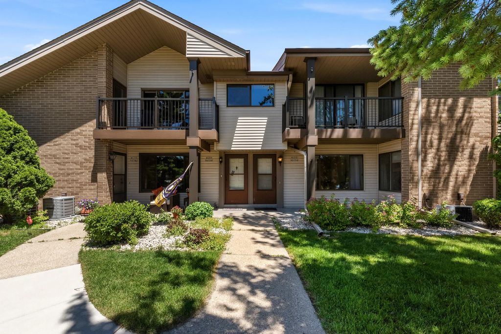 W177n9776 Riversbend Cir E, Germantown