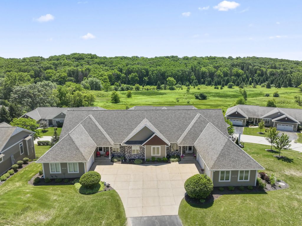 W314n352 Lara Ln 402, Delafield