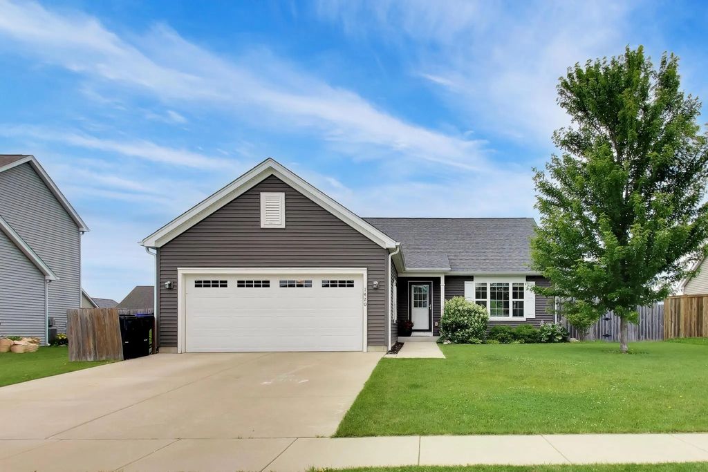 1420 E Longneedle Ln, Elkhorn