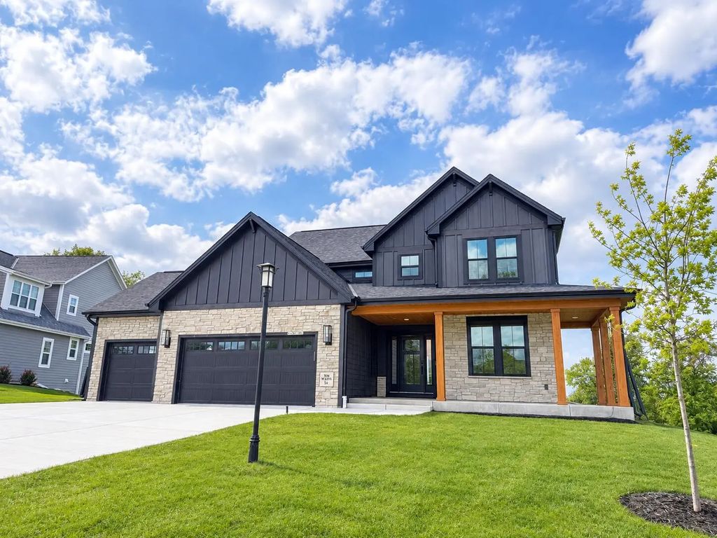 N66w21485 Sagebrush Dr, Menomonee Falls