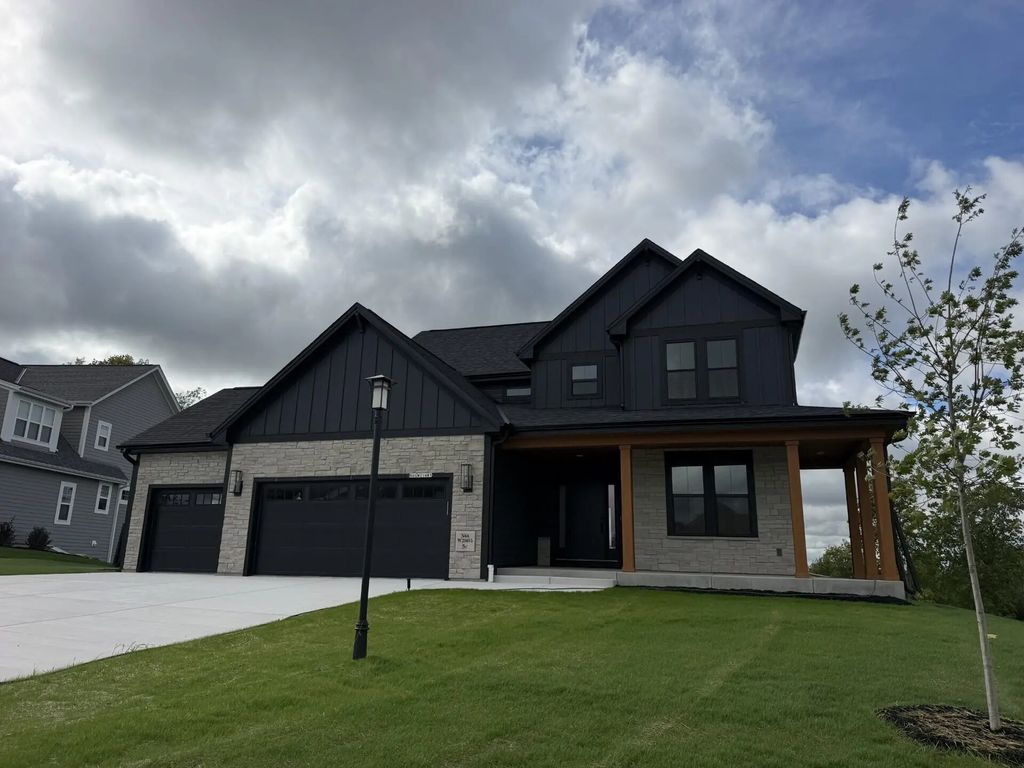 N66w21485 Sagebrush Dr, Menomonee Falls