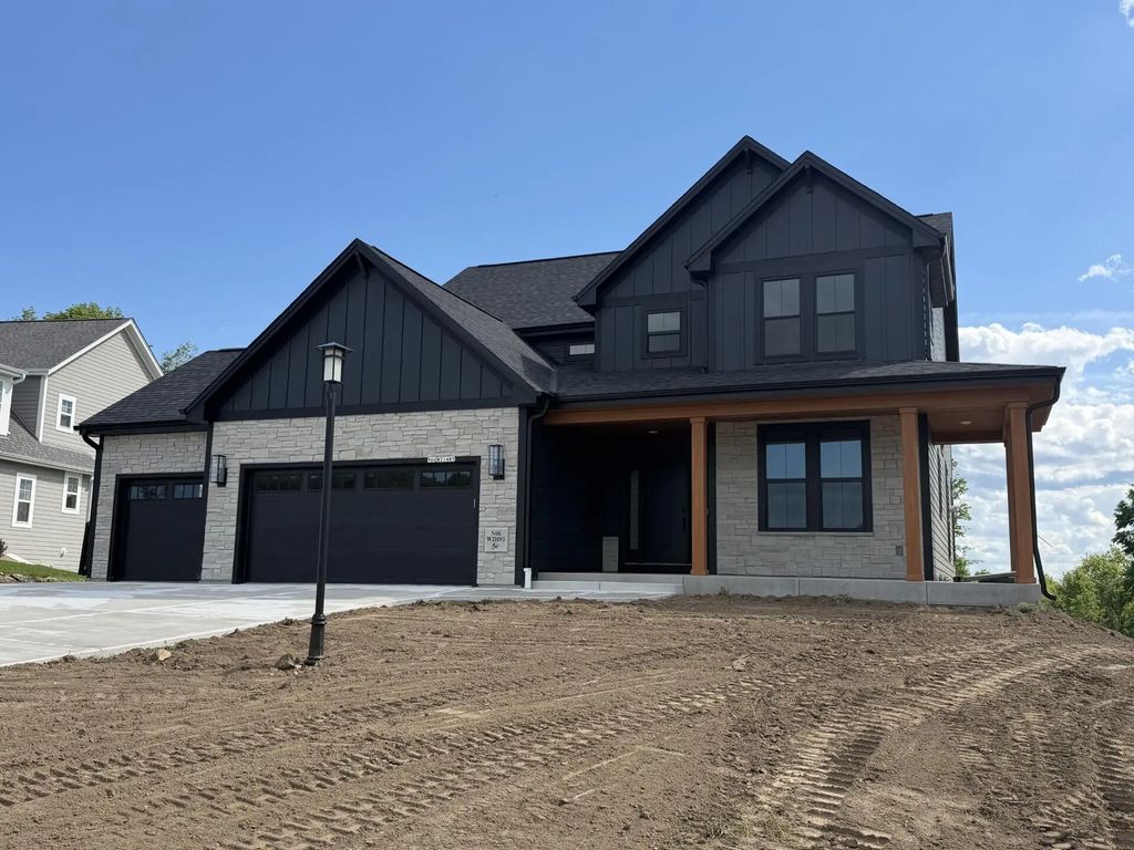 N66w21485 Sagebrush Dr, Menomonee Falls