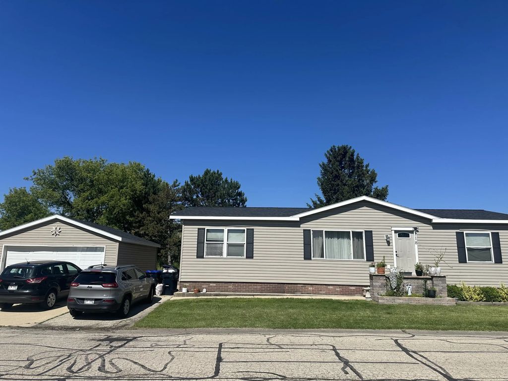118 S Eastown Manor -, Elkhorn