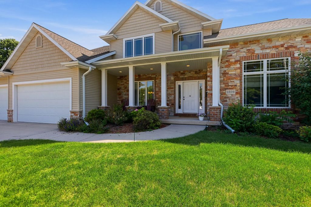 1606 S Carver Ln, Appleton
