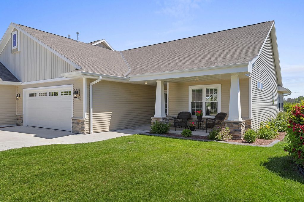 525 Mapleleaf Ct, Manitowoc