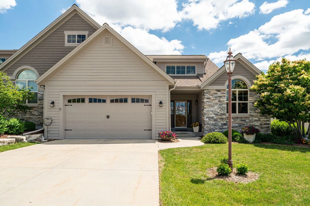 1201 Woodland Hills Dr, Waukesha
