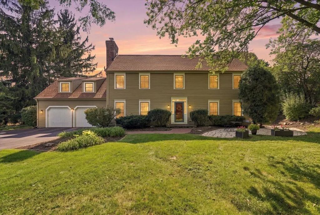 2915 Willaura Ct, Brookfield