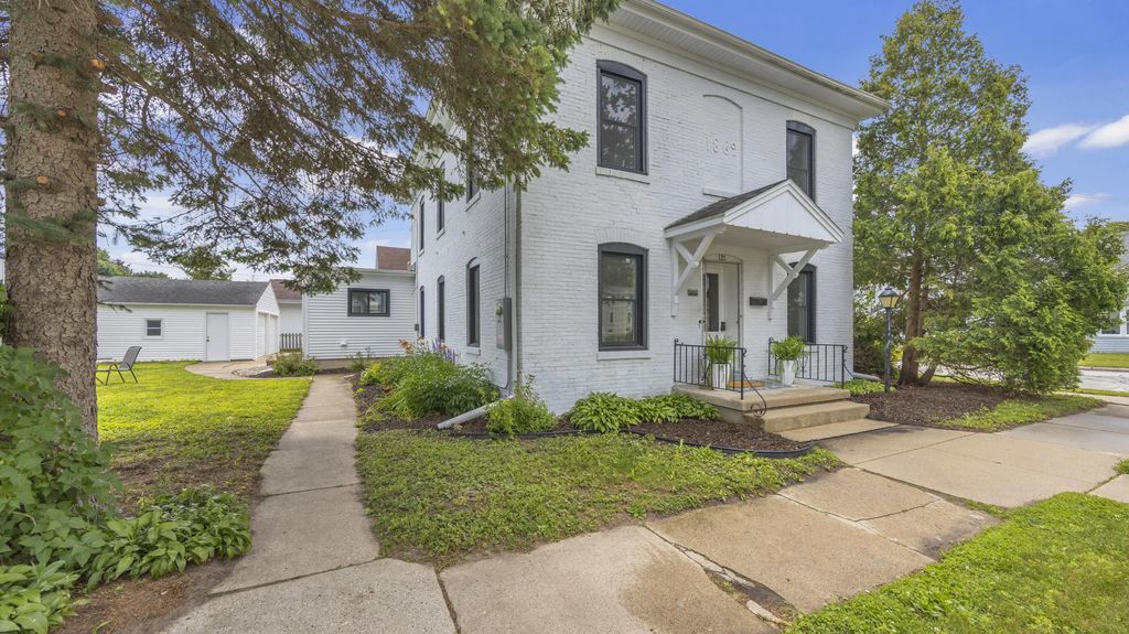 121 Cedar St, Sheboygan Falls