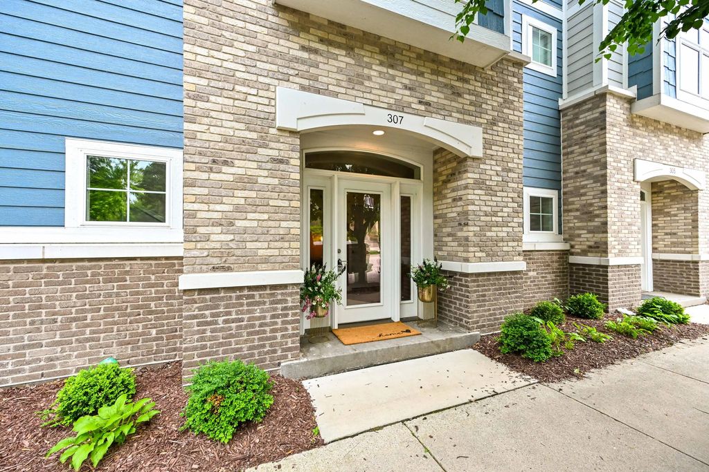 307 E Pier St, Port Washington
