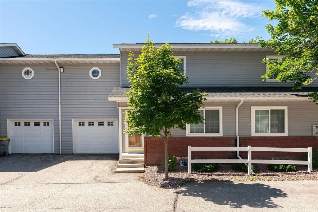 808 Cedar Dr, La Crescent