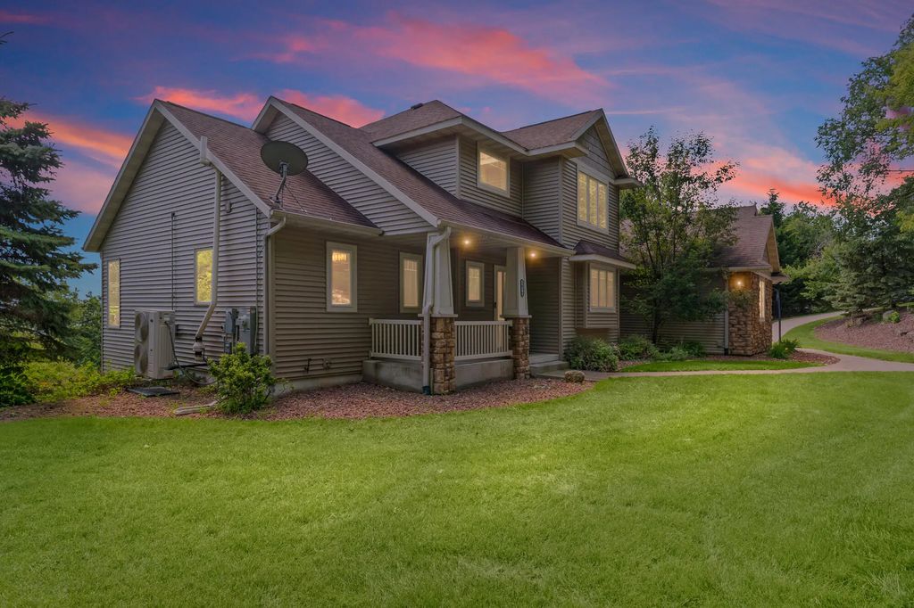N5076 Wildflower Ln, Hamilton
