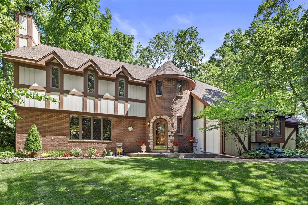 S68w17886 East Dr, Muskego