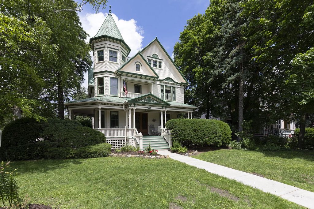 622 W Main St, Whitewater