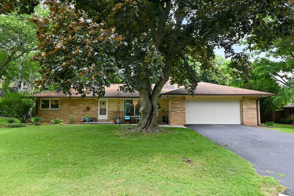 2400 W Apple Tree Rd, Glendale